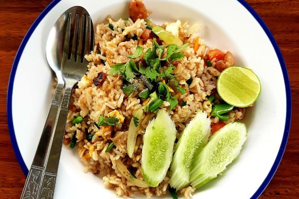 Arroz frito tailandés con ajo o Khao Pad Kratiam