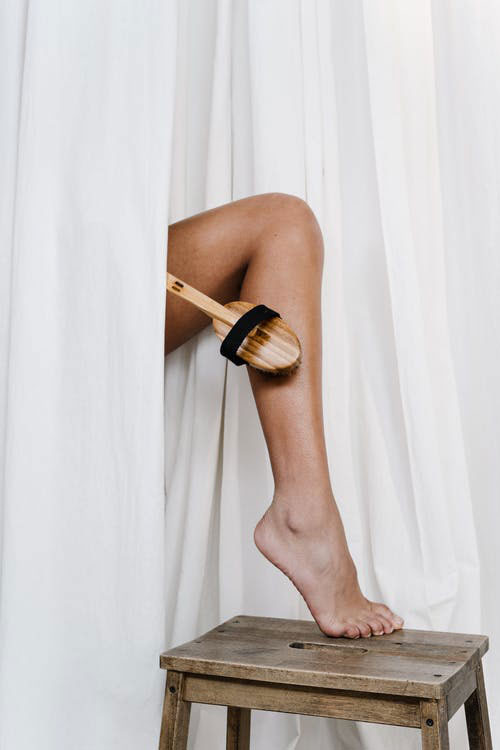 mujer exfoliando su pierna