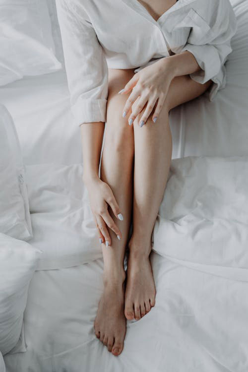 mujer acariciándose las piernas