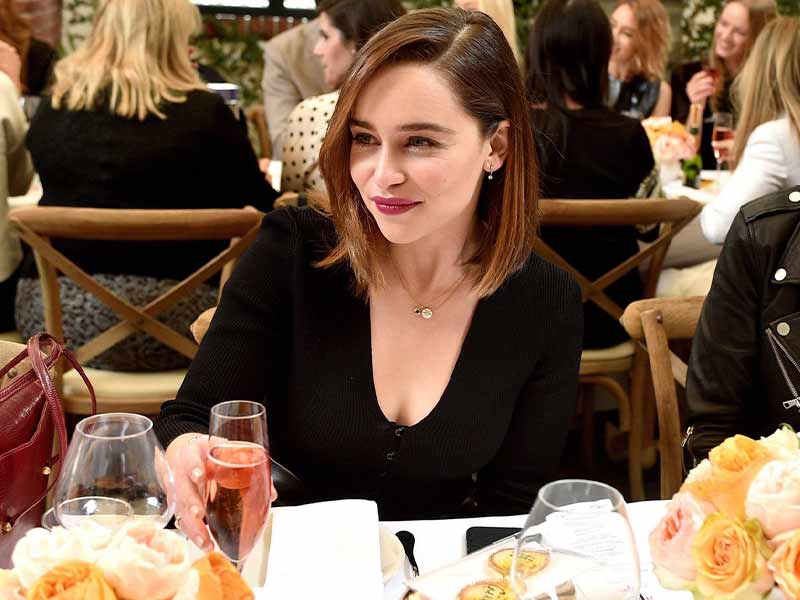 Emilia Clarke bebiendo espumoso.