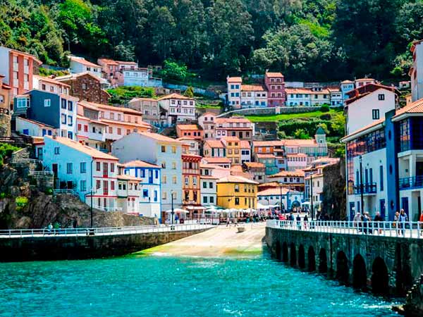 Una de las escapadas por España con más encanto es la localidad asturiana de Cudillero.