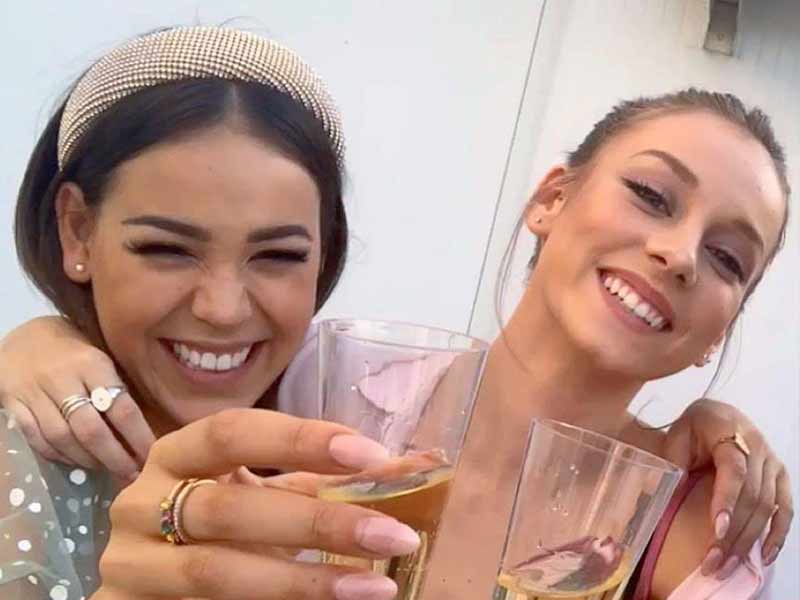 Ester Expósito de brindis con Danna Paola.