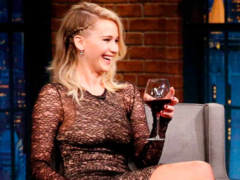 Jennifer Lawrence bebiendo vino en una entrevista.