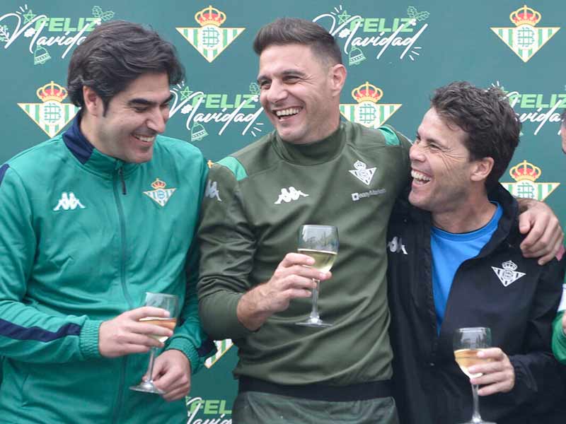 El futbolista Joaquín brindando con varios compañeros del Betis.