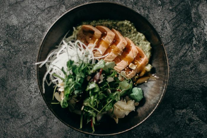 Menú asiático en casa: 3 recetas saladas y 3 postres plato con atún