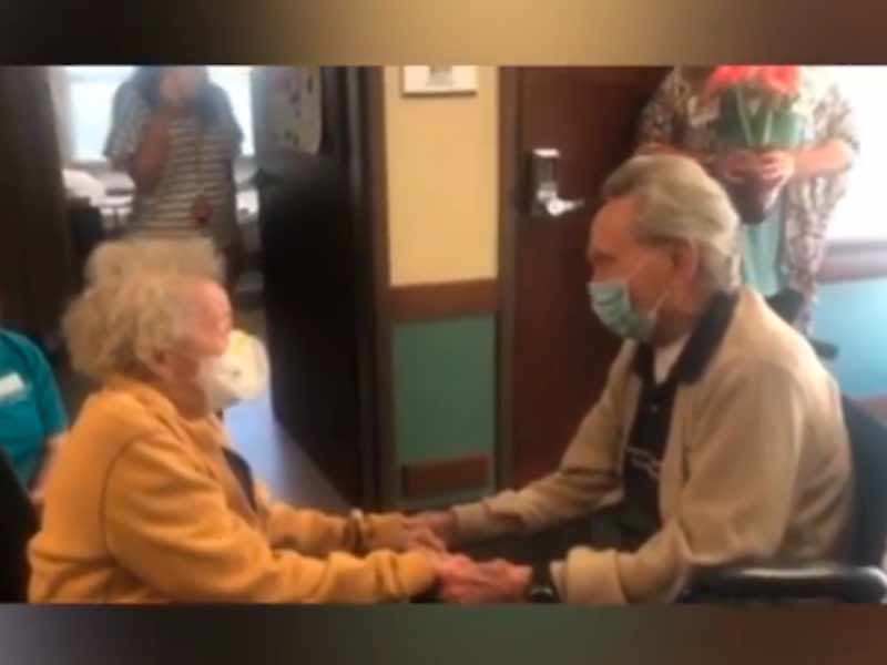 Imagen del emotivo reencuentro de la pareja de 90 años tras superar ella el coronavirus.