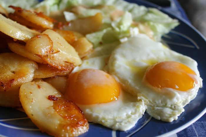 10 recetas con patatas fritas (de bolsa) para repetir Huevos Rotos