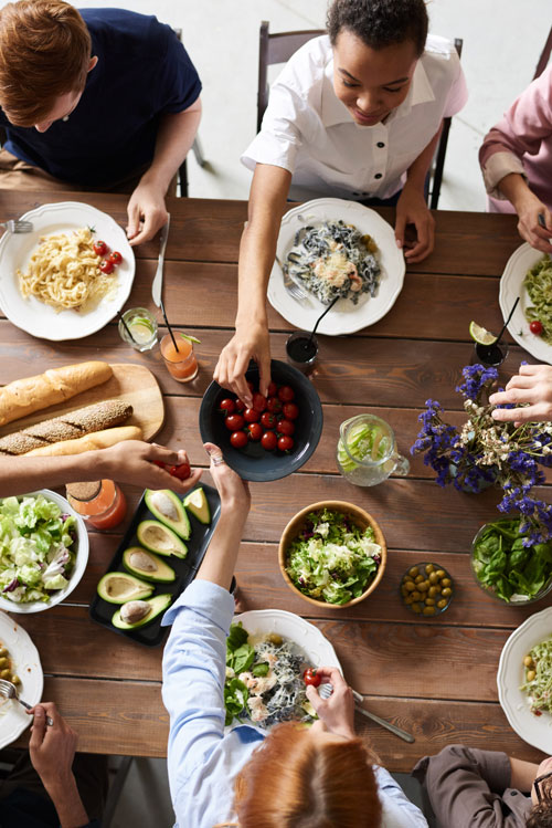 personas brindando en una comida comer sano