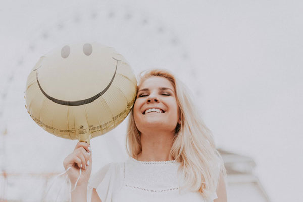 mujer sonriendo