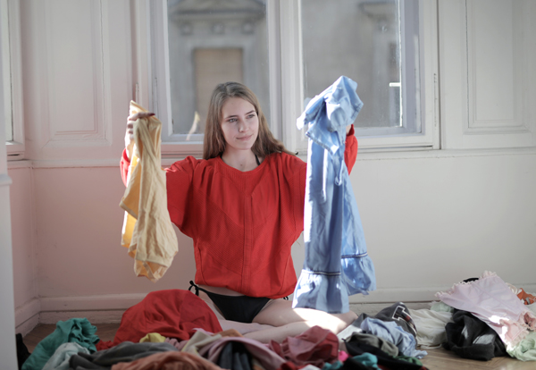 mujer separando la ropa