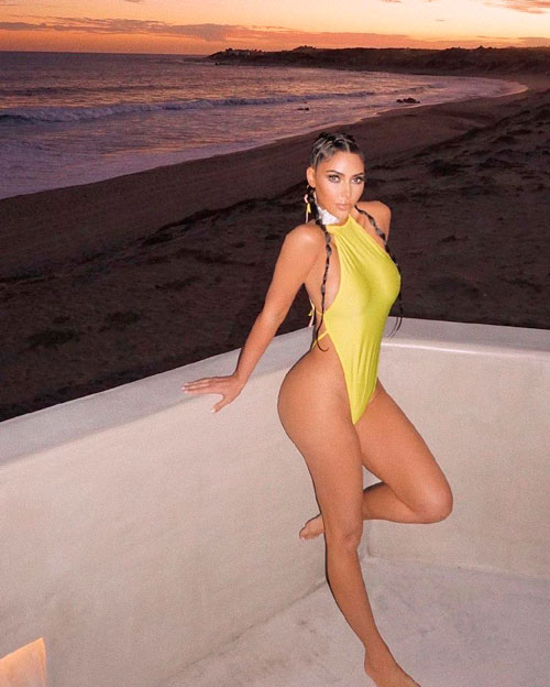 Kim Kardashia posa en bañador