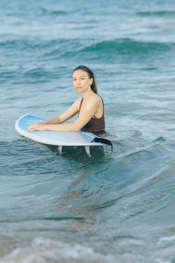 mujer con tabla de surf deepboard
