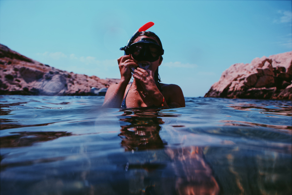 mujer practicando snorkel