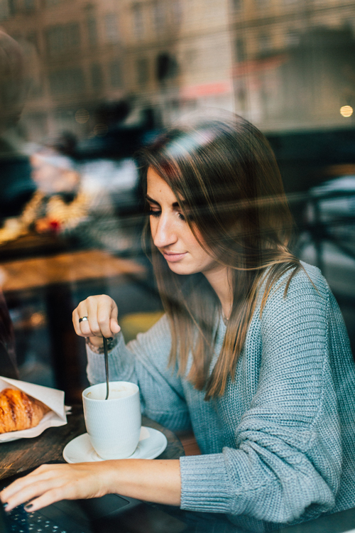 mujer bebiendo café