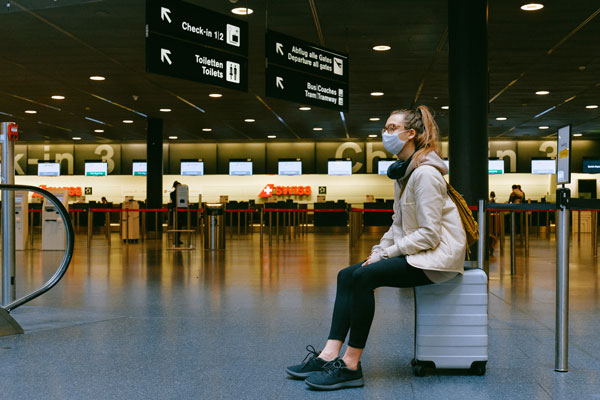 mujer en el aeropuerto con mascarilla