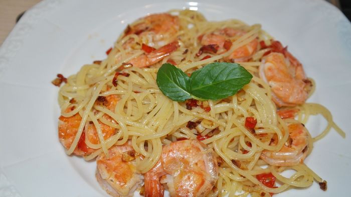 5 ideas de platos aliñados con aceite de oliva que son deliciosos y saludables espaguetis con gambas al ajillo