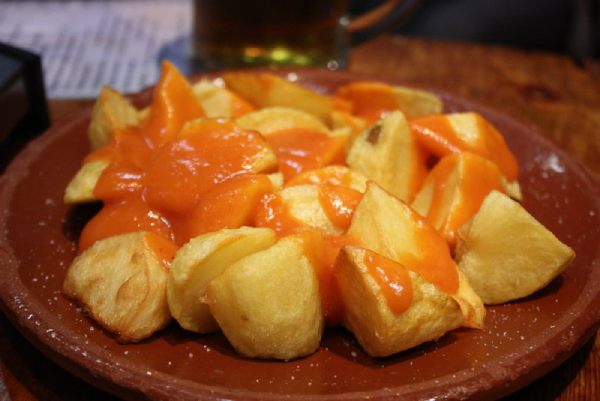 La receta viral de patatas bravas de Alberto Chicote que te encantará