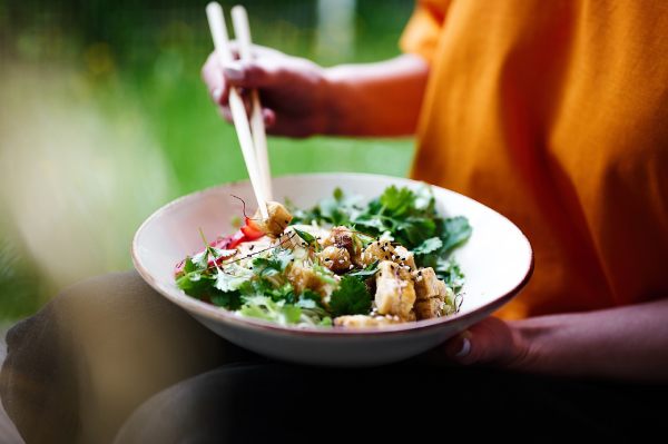 Ensalada tropical con vinagreta de fruta de la pasión