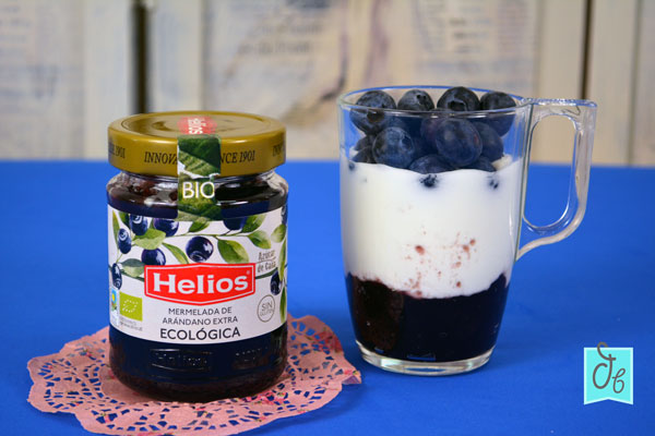 Receta de Yogur Sin Yogurtera en Casa con Mermelada de Arándanos Bio de Helios