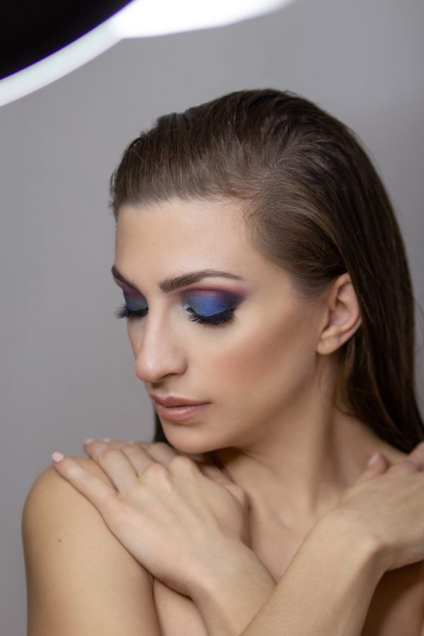 mujer maquillada con sombras de colores