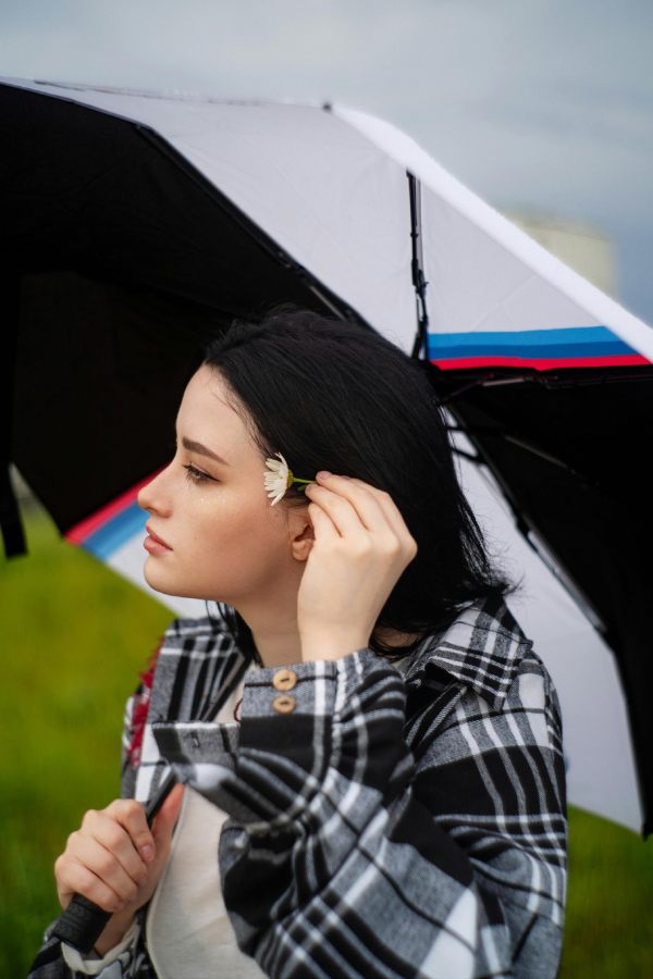 mujer con paraguas flor y sobrecamisa