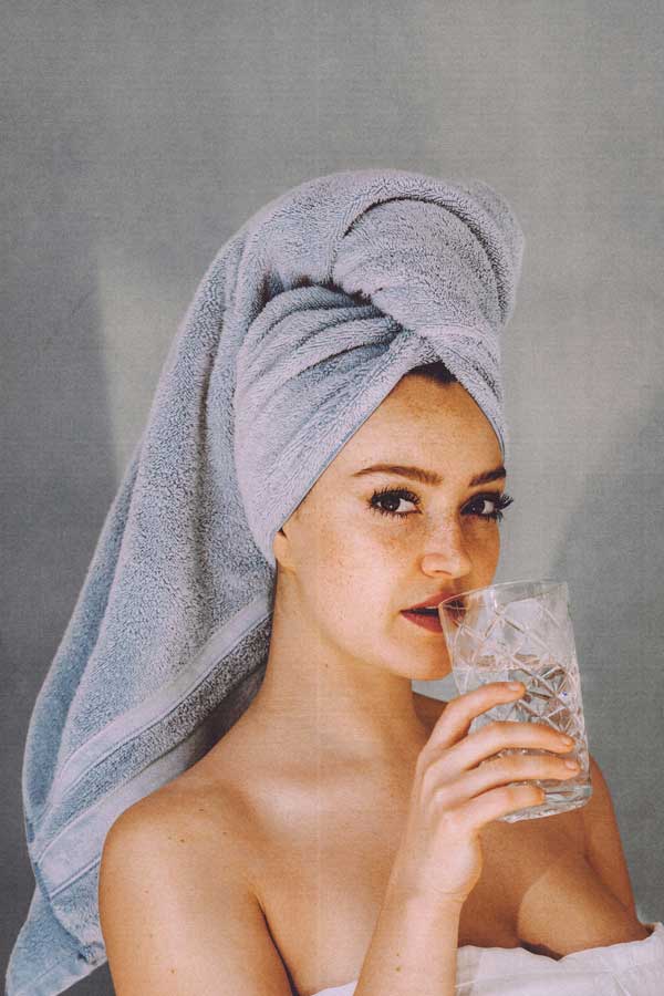 mujer con toalla