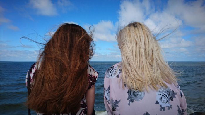 mujeres con melena larga mirando al mar peinado tendencia
