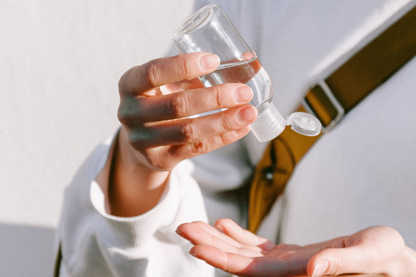 Cómo diferenciar los geles hidroalcohólicos cosméticos de los antisépticos