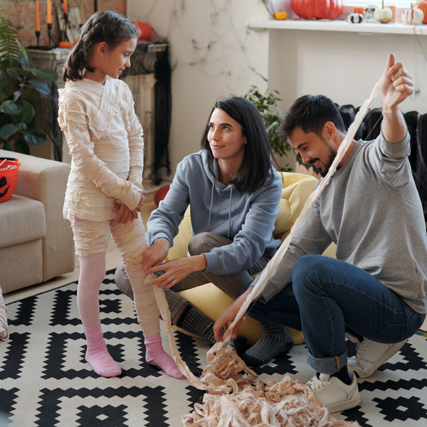 Familia haciendo disfraces