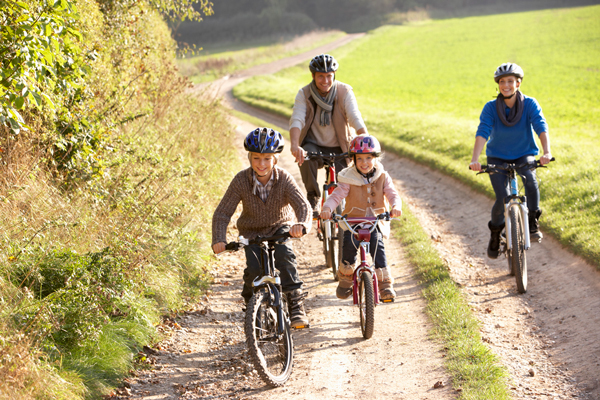 Familia motando en bici Planes divertidos para hacer con niños