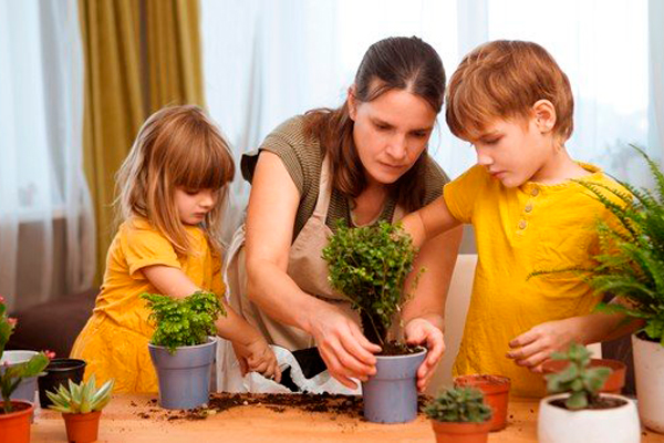 Madre e hijos plantando un huerto Planes divertidos para hacer con niños