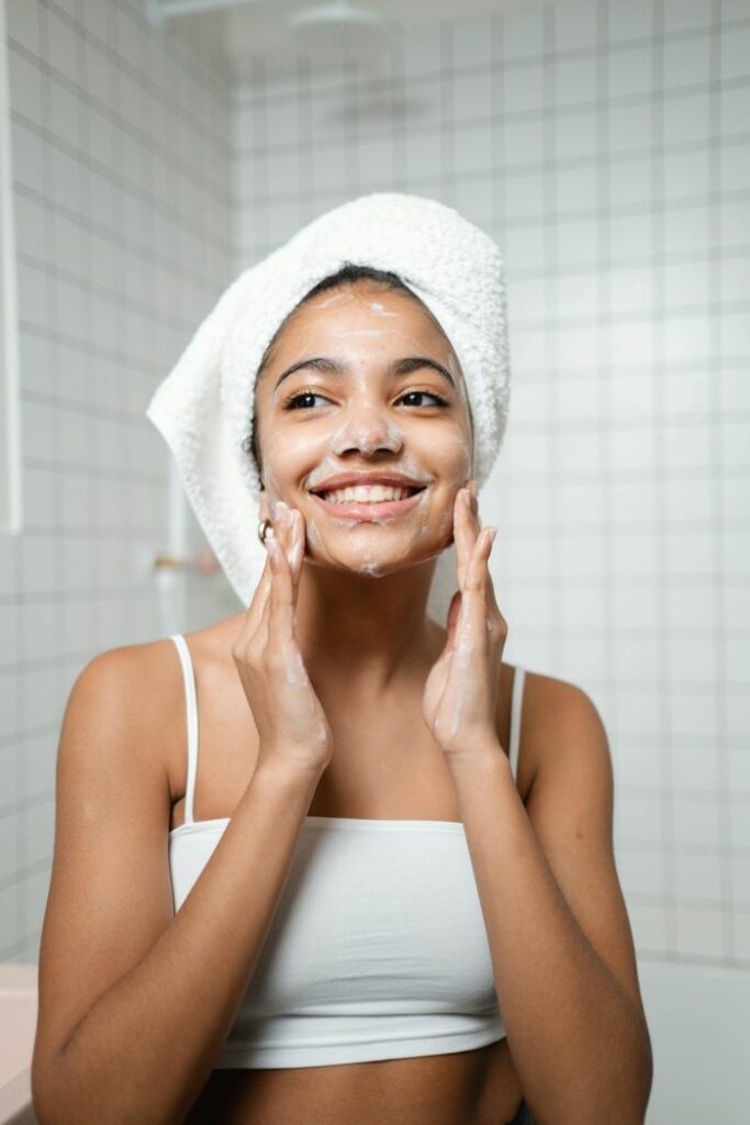 mujer lavándose la cara con limpiador espuma