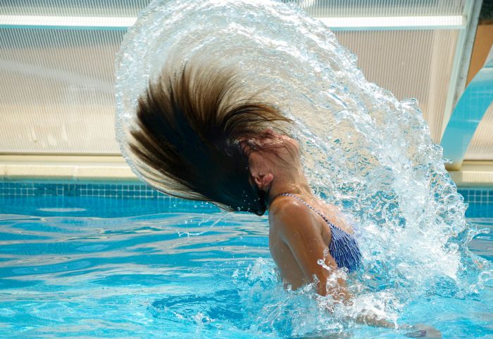 mujer en la piscina con el pelo suelto