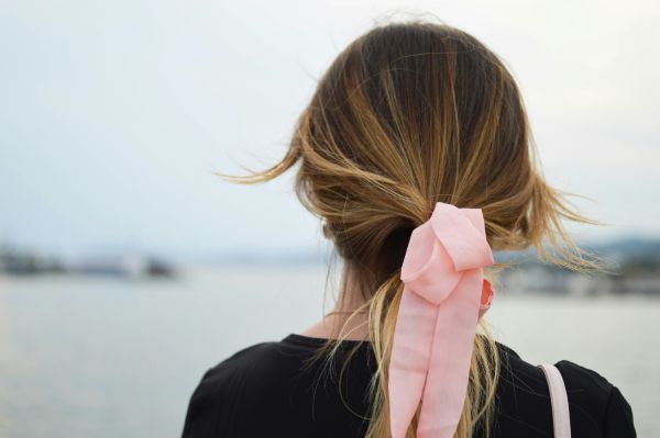 mujer con coleta tendencias peinados