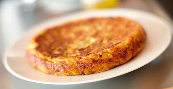 Receta de tortilla de patata con bacalao de Martín Berasategui