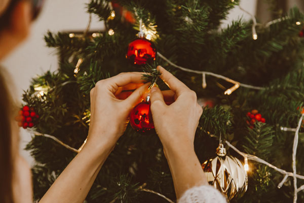 Imagen decorando el árbol de Navidad