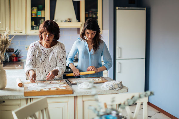 Imagen madre e hija cocinando