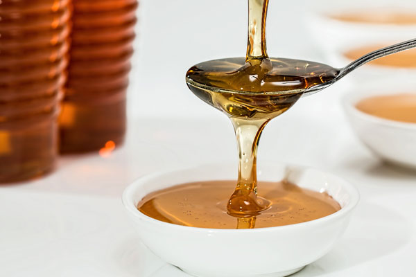 Beneficios de la miel, jarra con miel