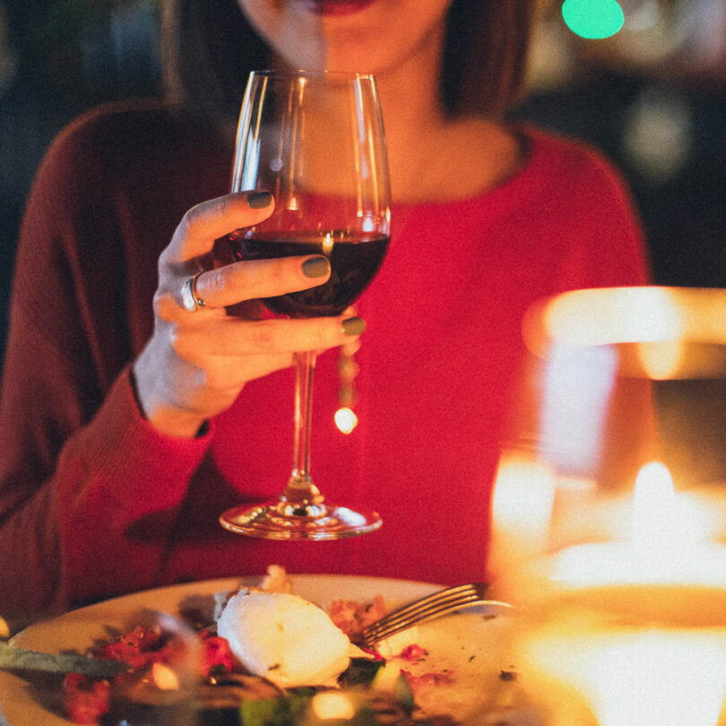 5 recetas para una cena romántica brindis mujer