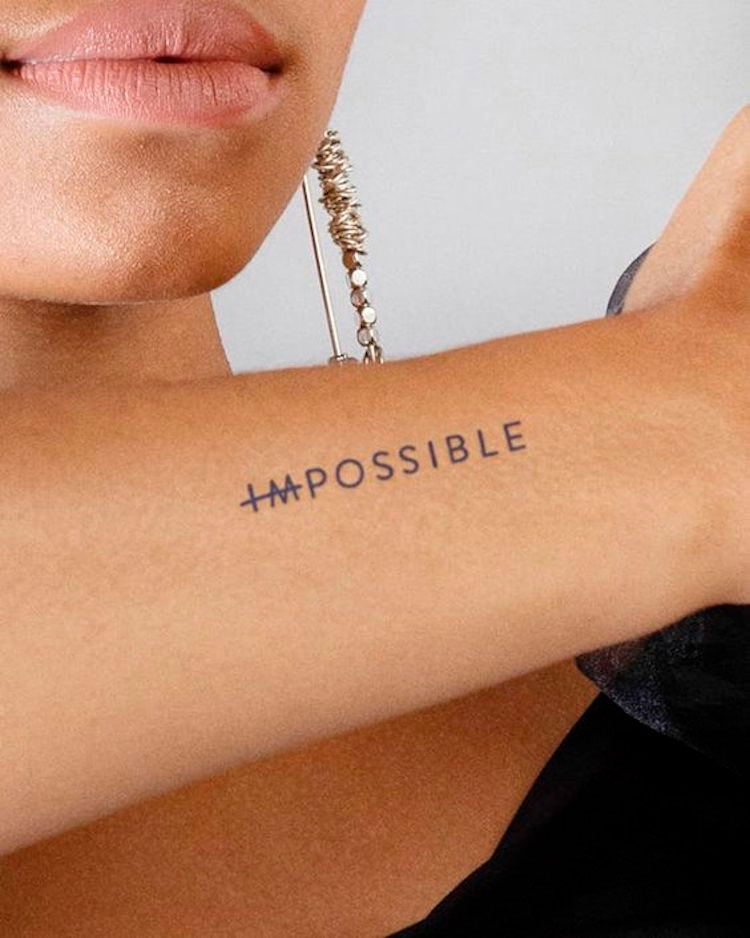 Tatto minimalista con la palabra Possible