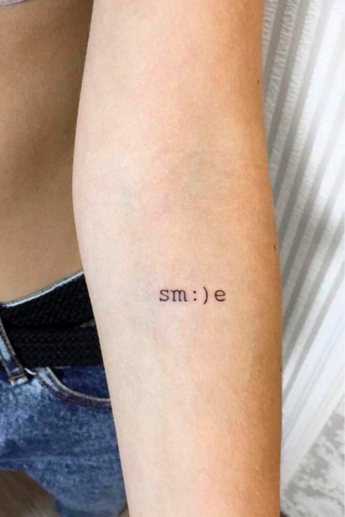 Ejemplo de tatuaje positivo con la palabra smile.