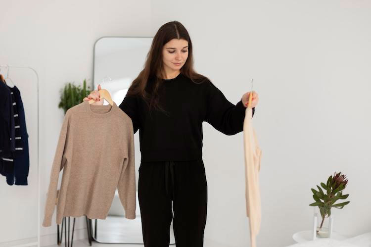 Chica seleccionando ropa, una clave para en los tips para organizar tu casa