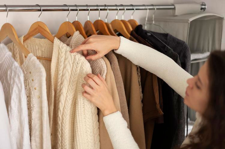  Mujer ordenando su armario, un tips para organizar tu casa siempre