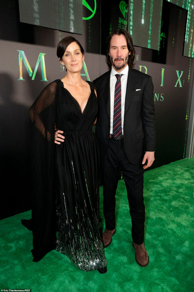 Keanu Reeves junto con Carrie-Anne Mosse