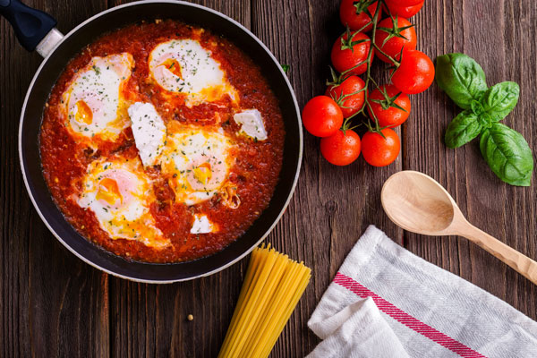 Huevos al horno con salsa de tomate y queso