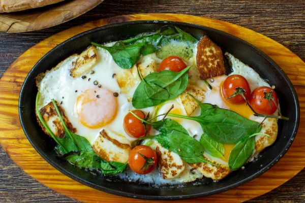 Huevos a la turca, la receta del nuevo desayuno viral