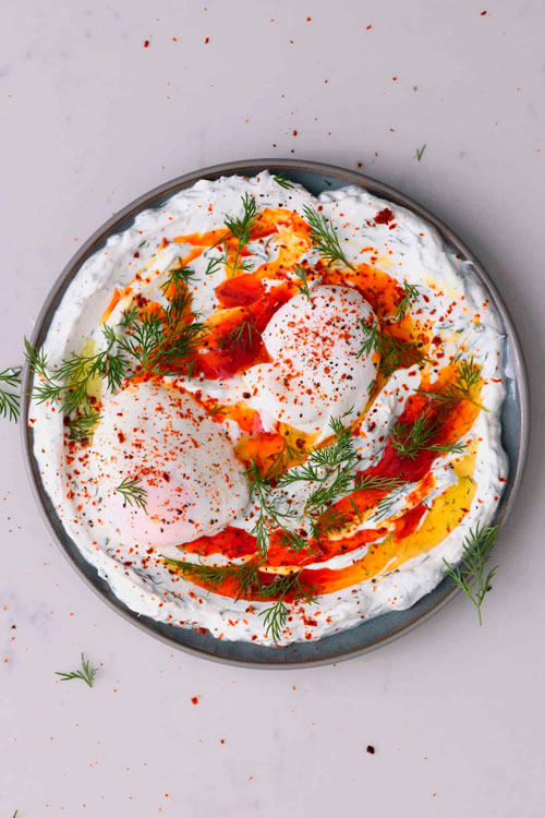 Huevos a la turca, la receta del nuevo desayuno viral