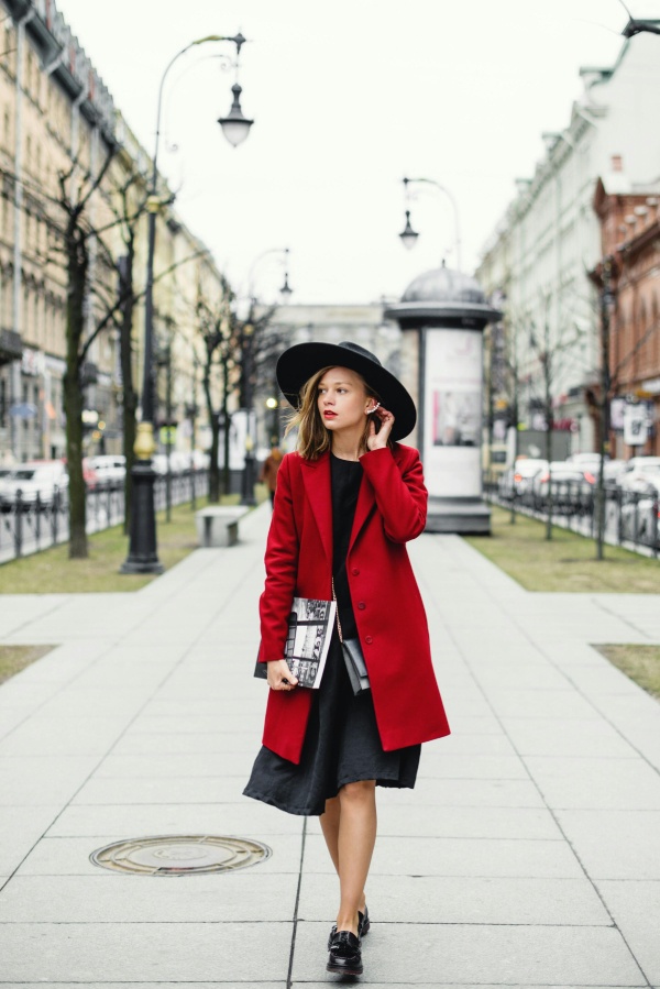 mujer elegante paseando por la ciudad