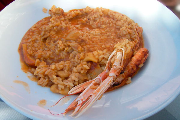 Receta de arroz caldoso casero muy fácil con gambas y calamares