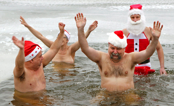 ritos curiosos de Navidad Bañarse en aguas heladas